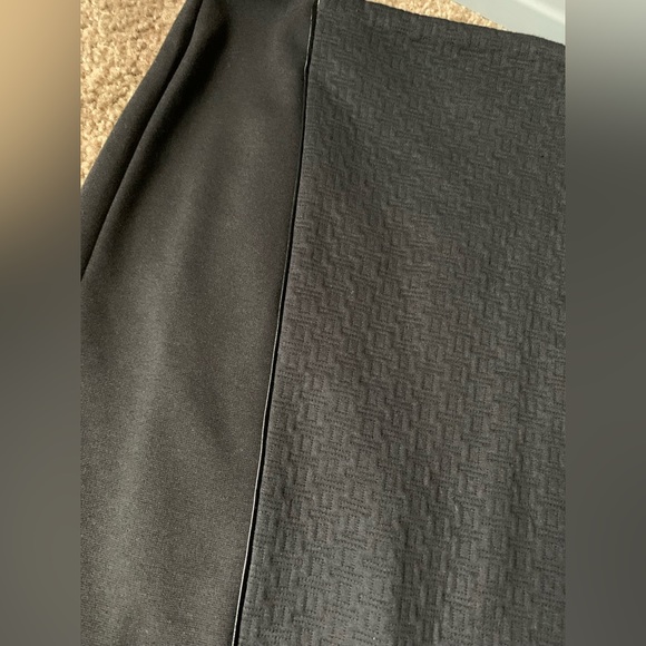 Black skirt 🖤 - Picture 4 of 7